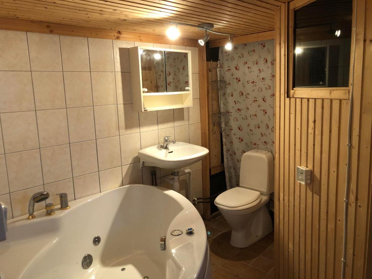 Villa Lilla Huset Med Stor Traedgardstomt Naera Golf Och Hav Trosa Exterior foto