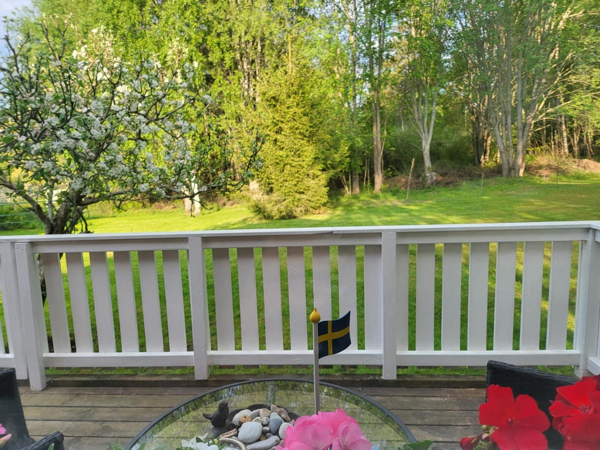Villa Lilla Huset Med Stor Traedgardstomt Naera Golf Och Hav Trosa Exterior foto