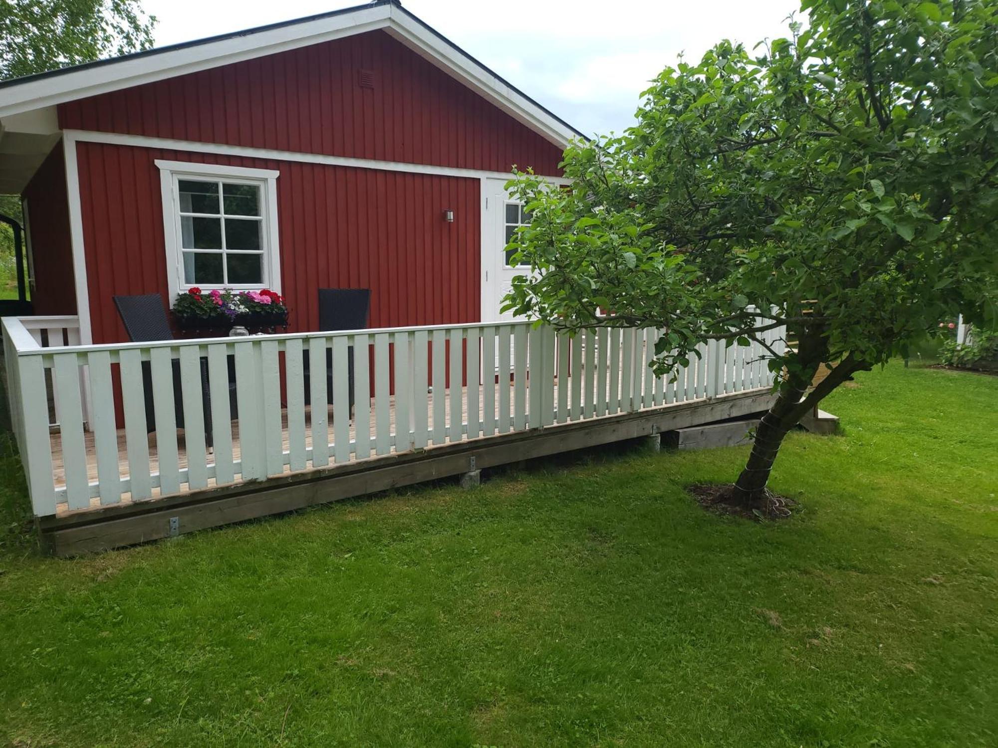 Villa Lilla Huset Med Stor Traedgardstomt Naera Golf Och Hav Trosa Exterior foto