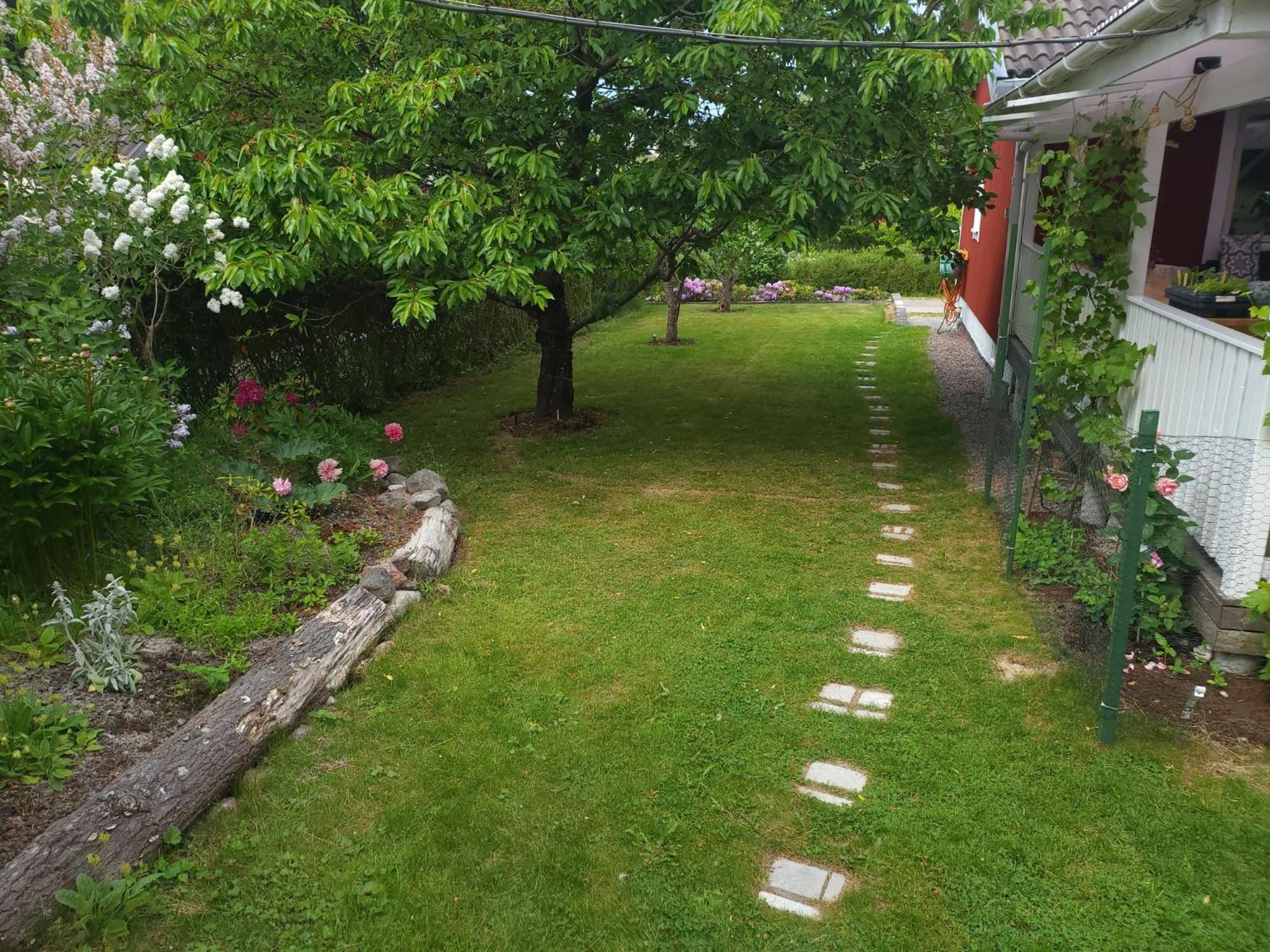 Villa Lilla Huset Med Stor Traedgardstomt Naera Golf Och Hav Trosa Exterior foto